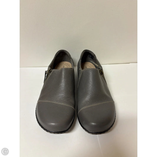 Shoes Flats By Clarks In Grey, Size: 9