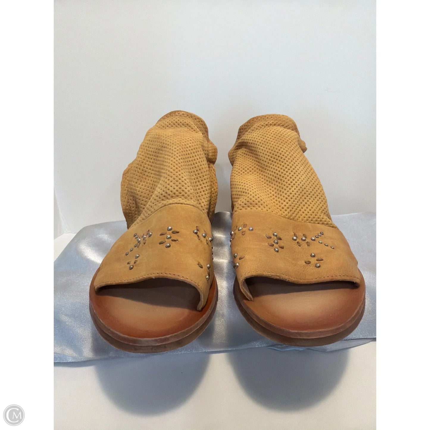 Sandals Flats By Miz Mooz In Tan, Size: 10.5
