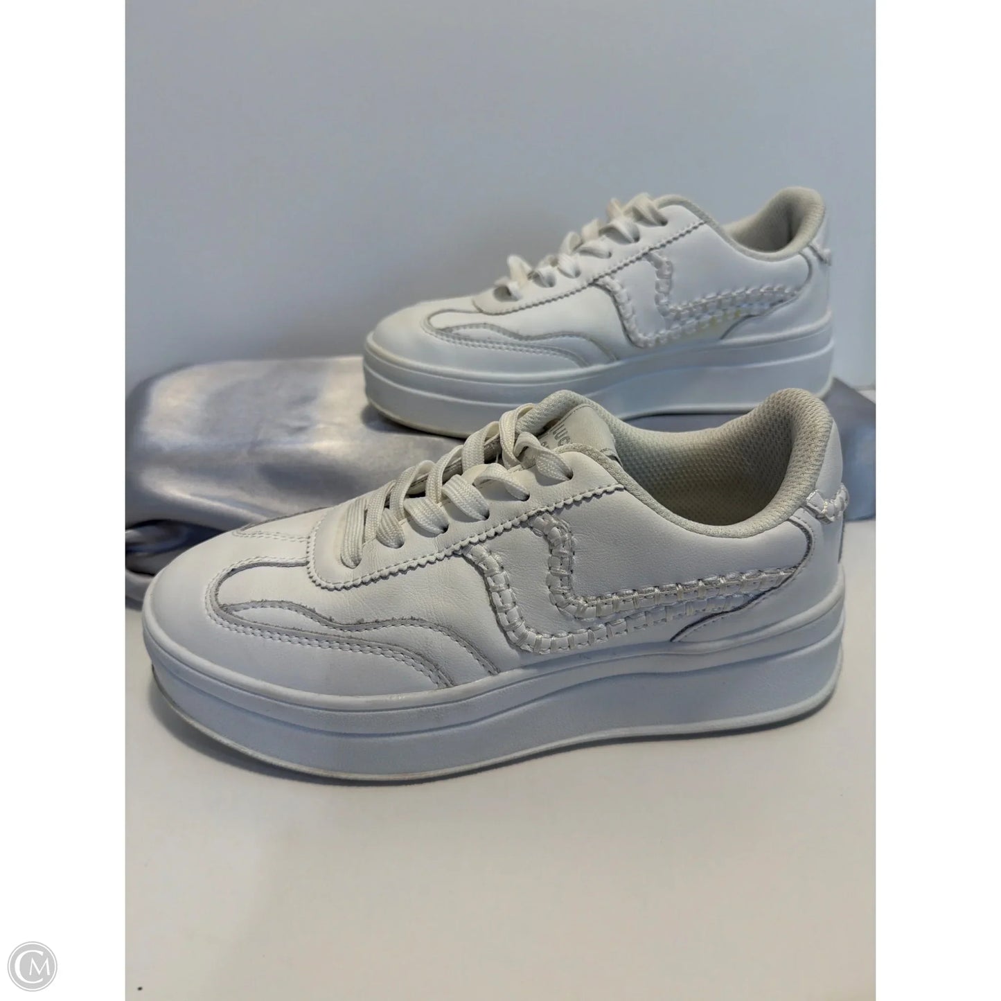 Shoes Sneakers By Clothes Mentor In White, Size: 6