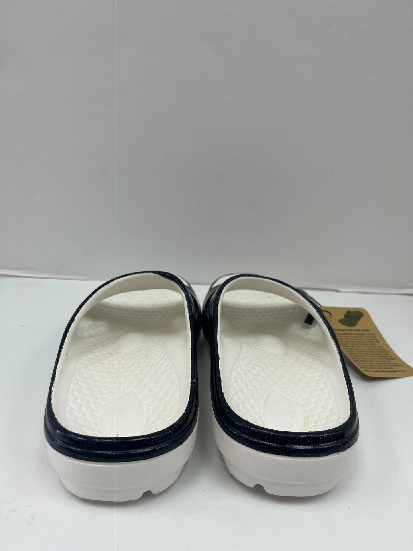 Sandals Flats By Clothes Mentor  Size: 9