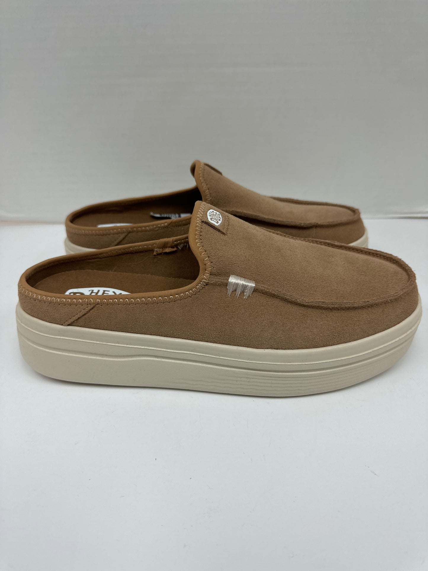 Shoes Flats By Hey Dude In Beige, Size: 9