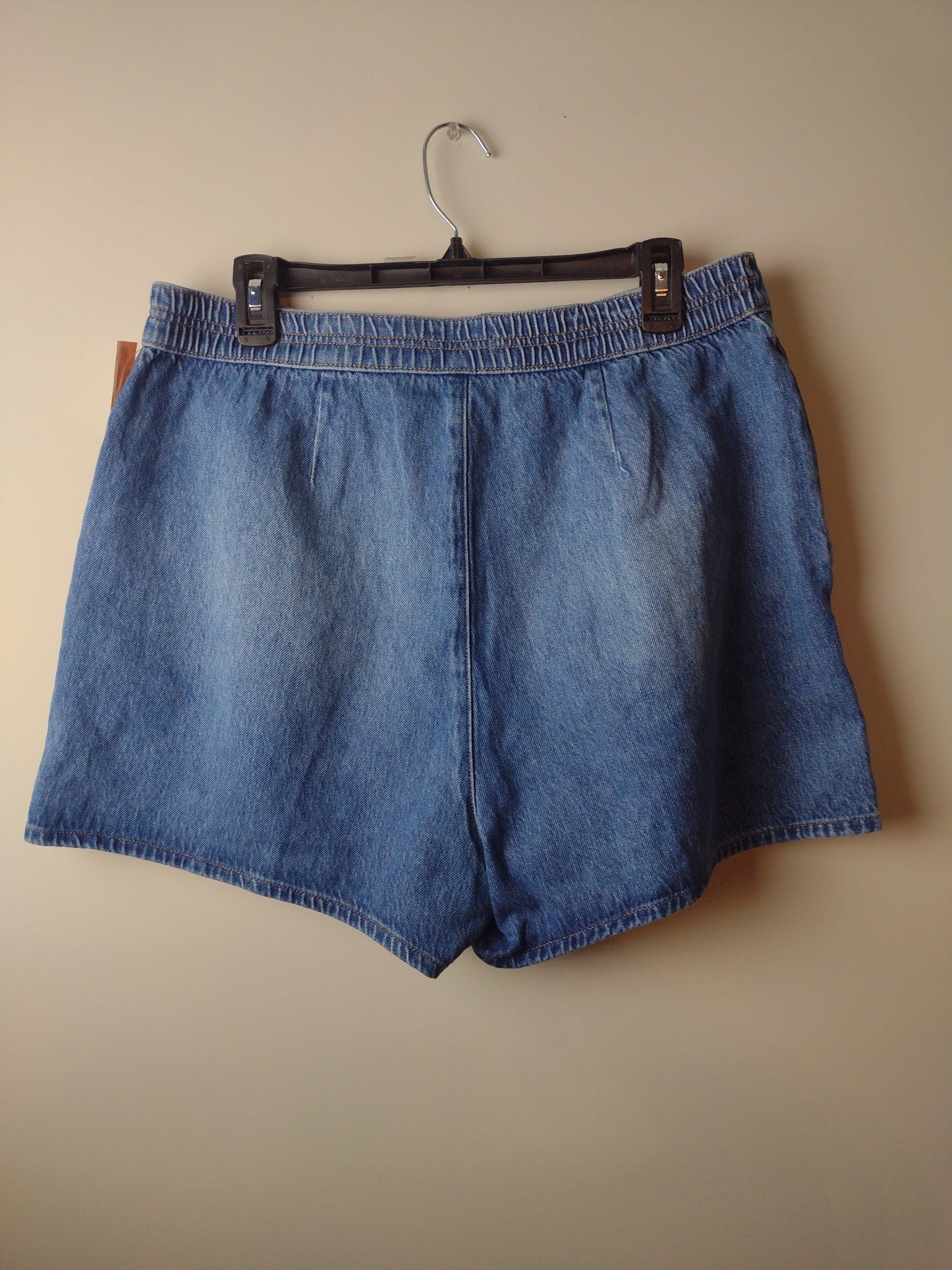 Shorts By Express  Size: L