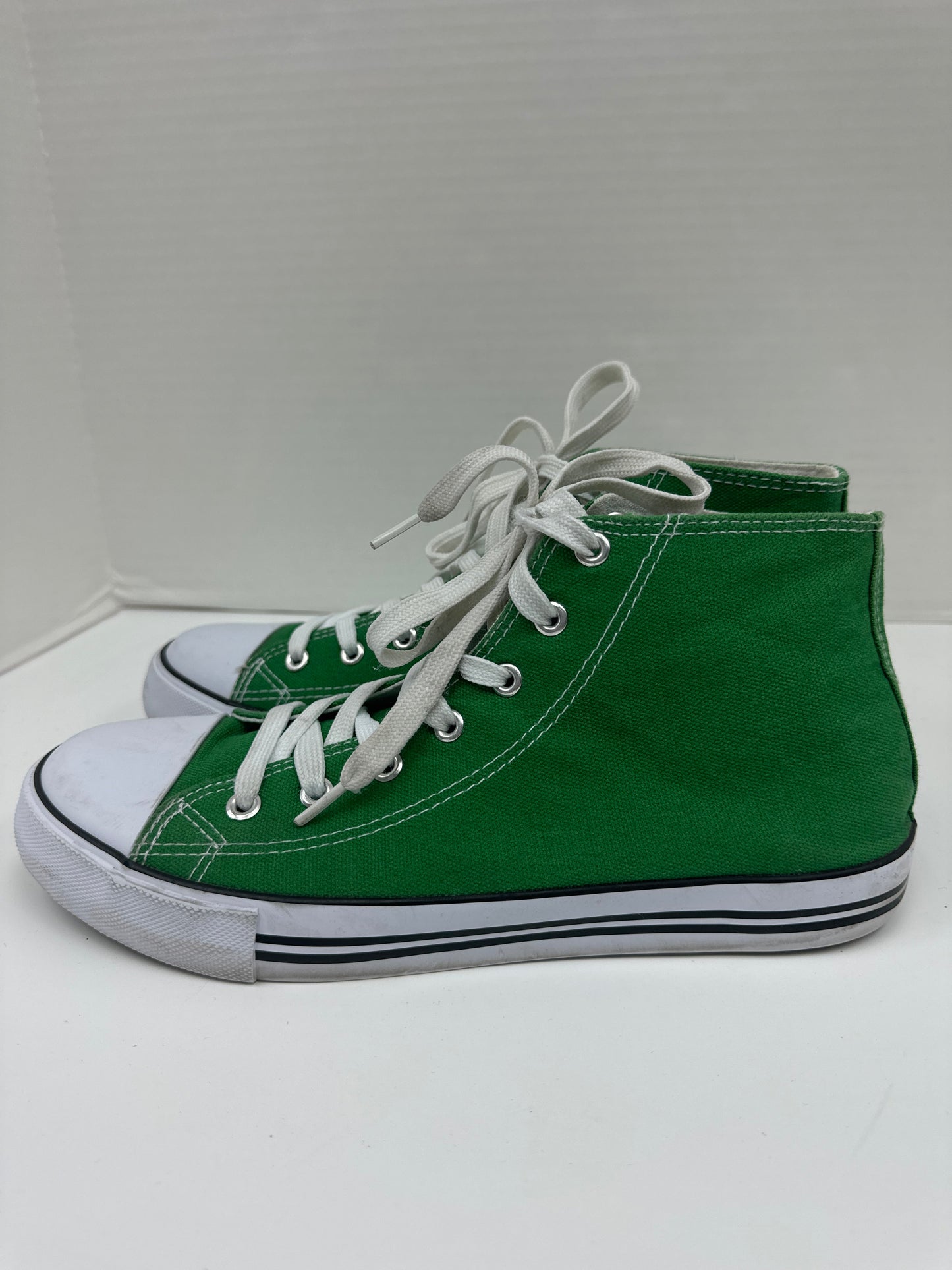 Shoes Sneakers By Cmf In Green, Size: 10