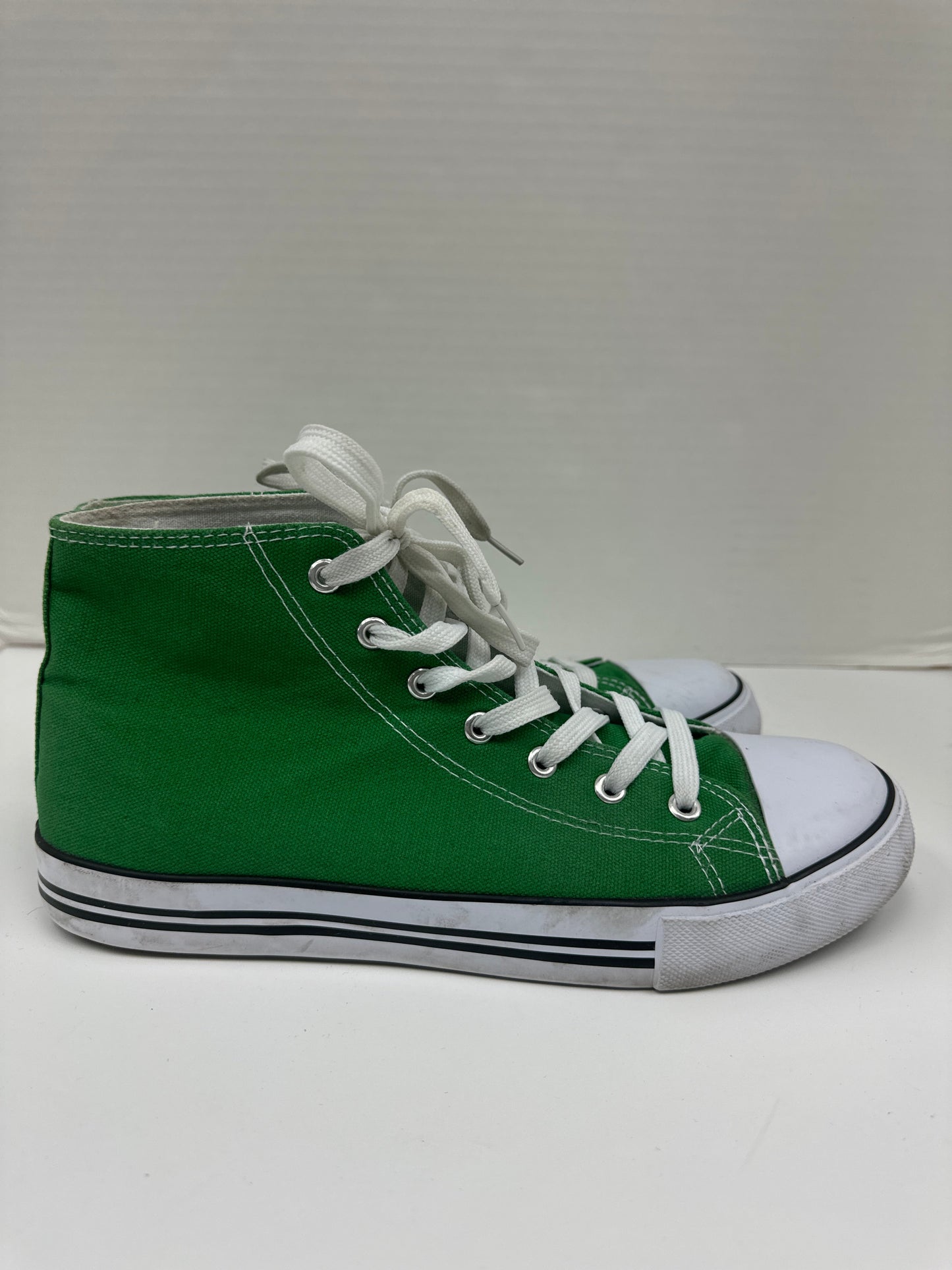 Shoes Sneakers By Cmf In Green, Size: 10