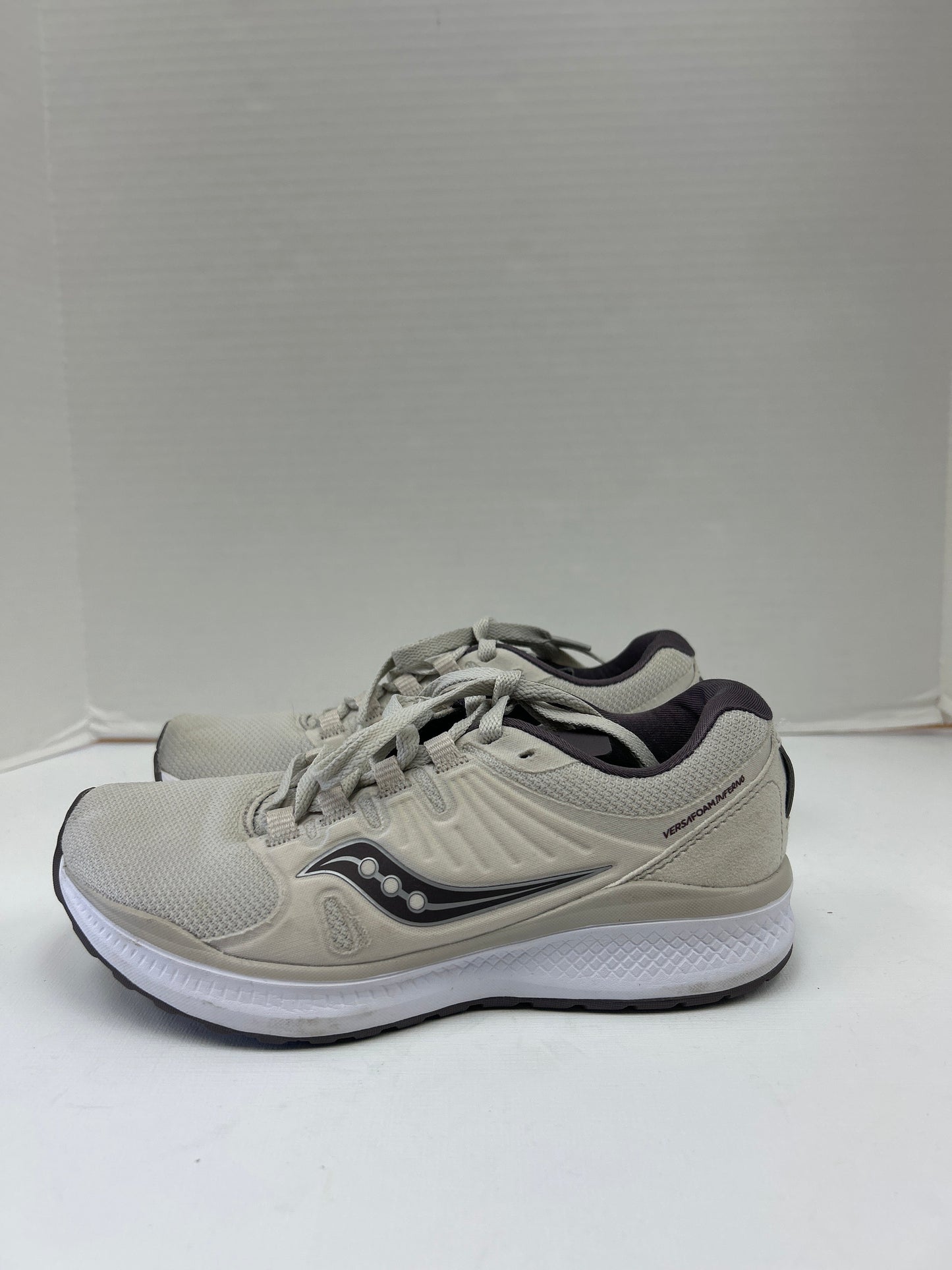 Shoes Athletic By Saucony In Cream, Size: 5.5