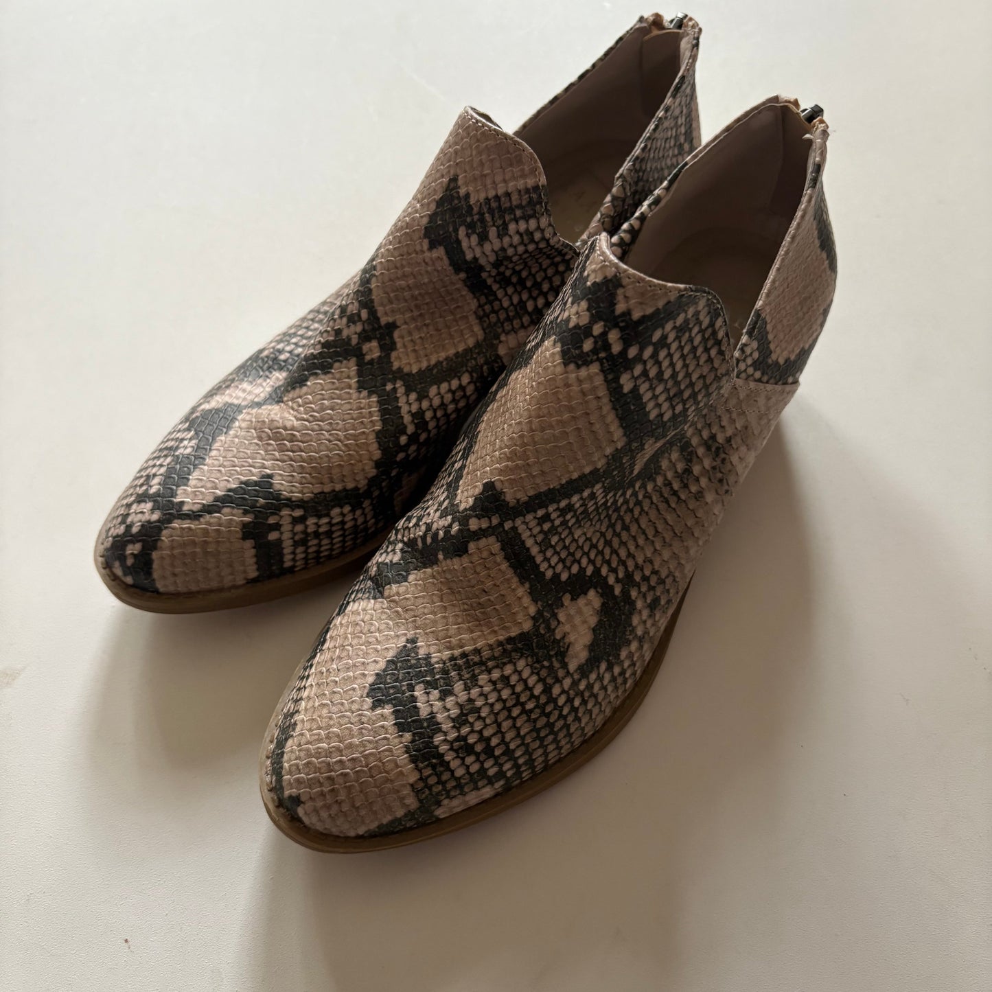 Boots Ankle Flats By Kaari Blue In Animal Print, Size: 6.5