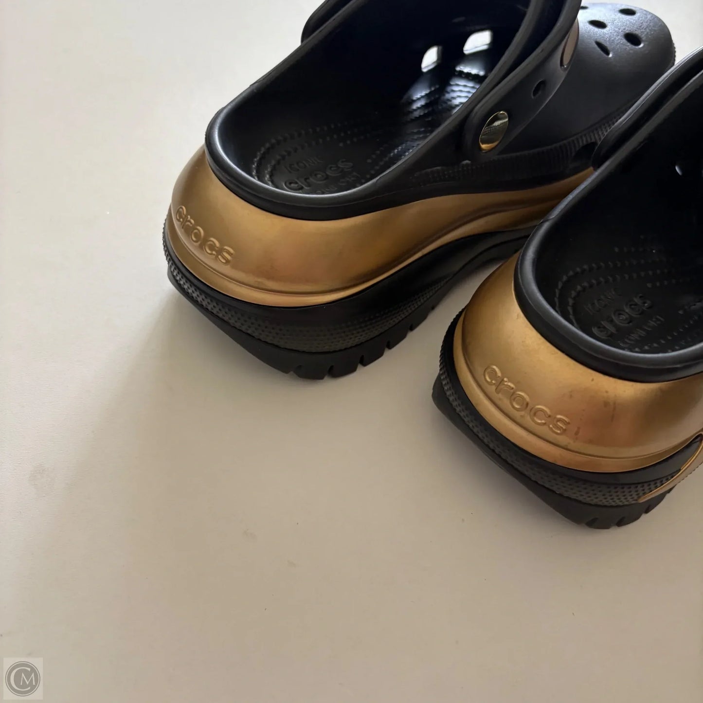 Shoes Sneakers Platform By Crocs In Black & Gold, Size: 8