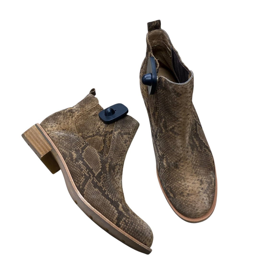 Boots Ankle Flats By Sofft In Snakeskin Print, Size:9