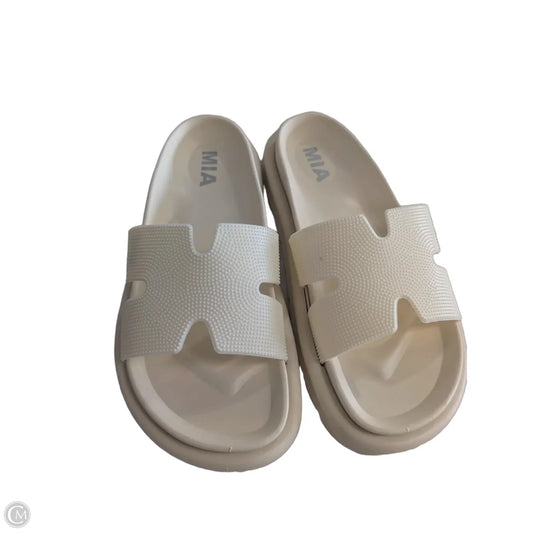 Sandals Flats By Mia In Ivory, Size: 6