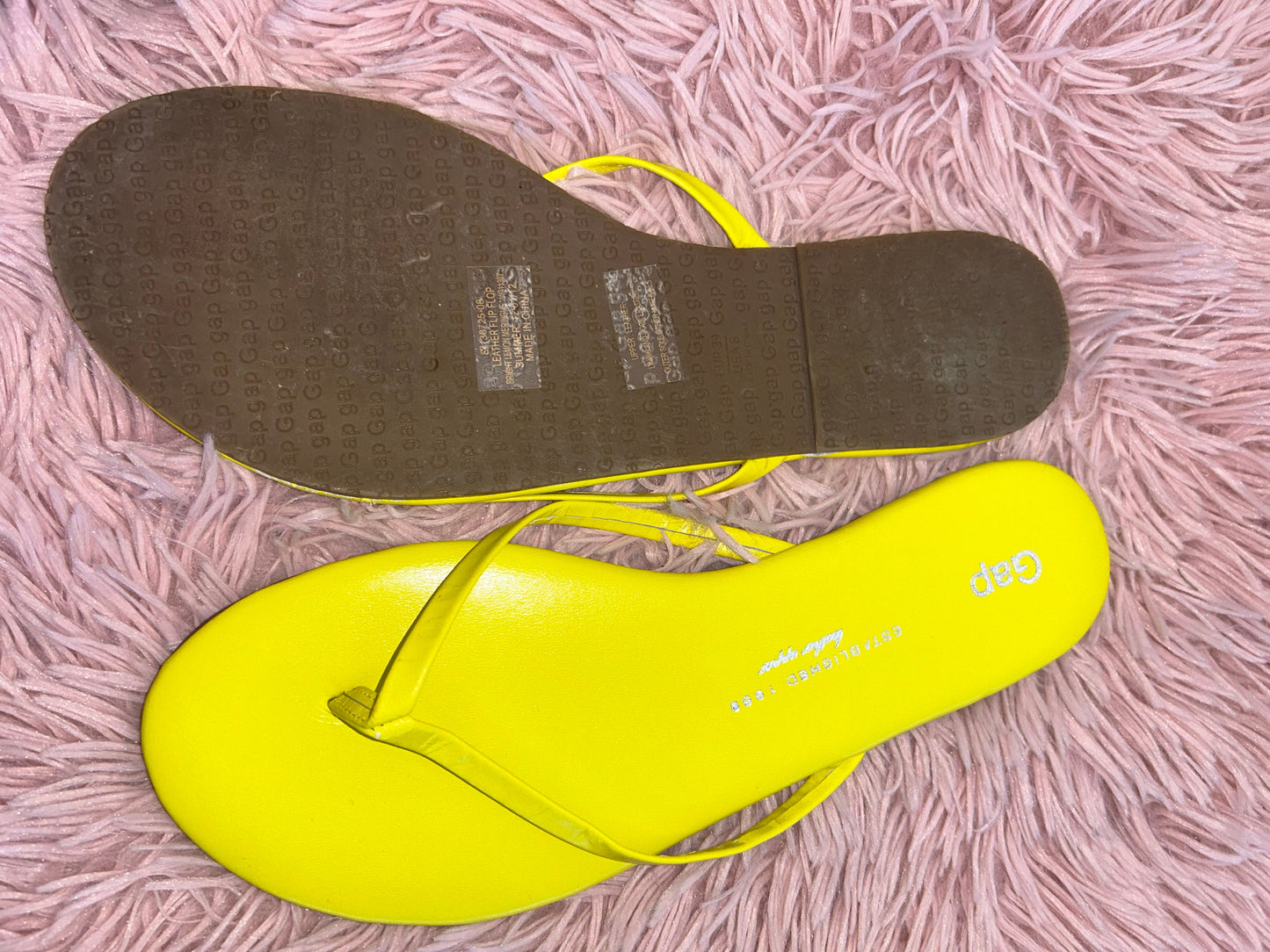 Yellow Sandals Flip Flops Gap, Size 8