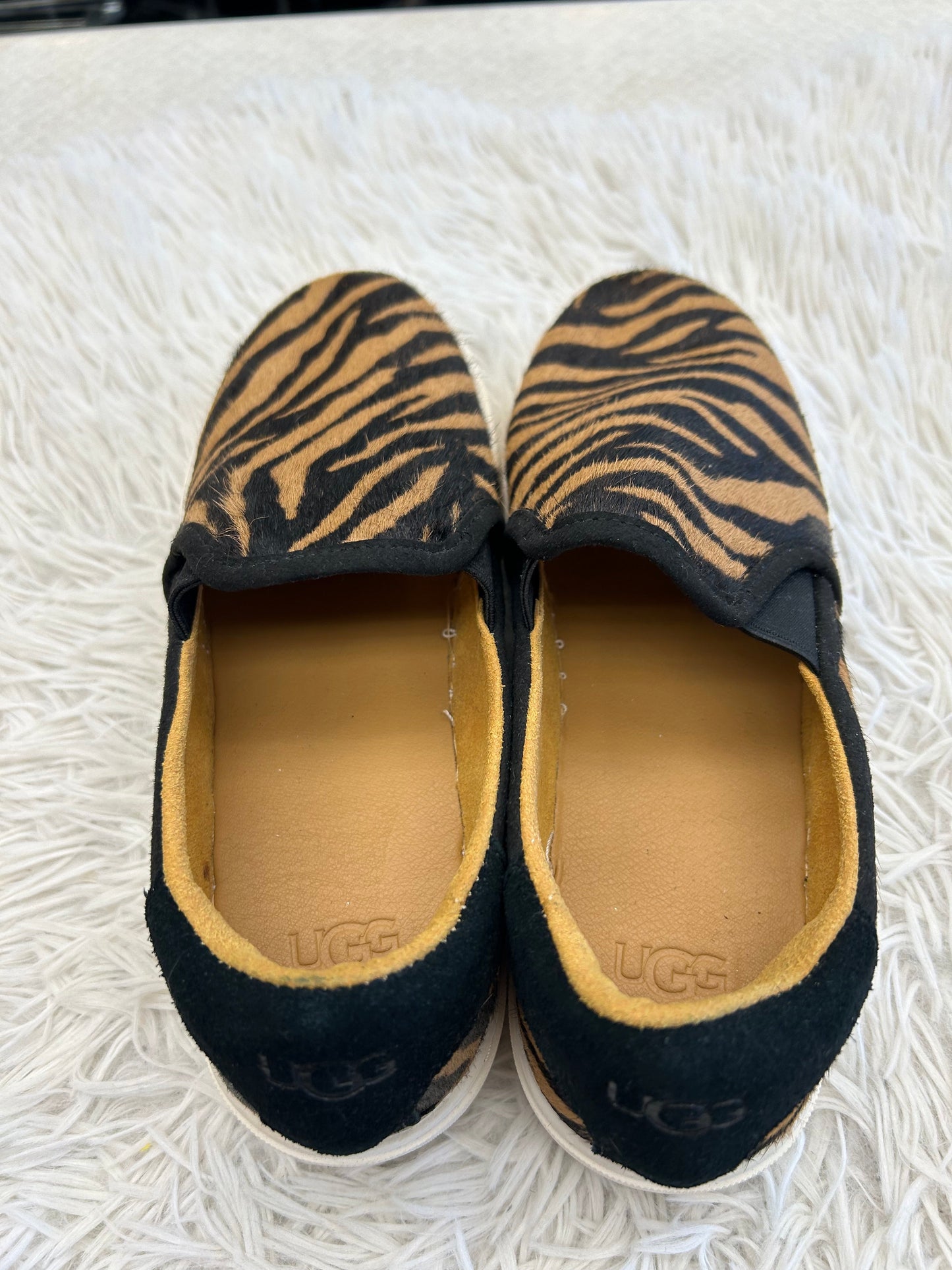 Shoes Flats By Ugg In Animal Print, Size: 6