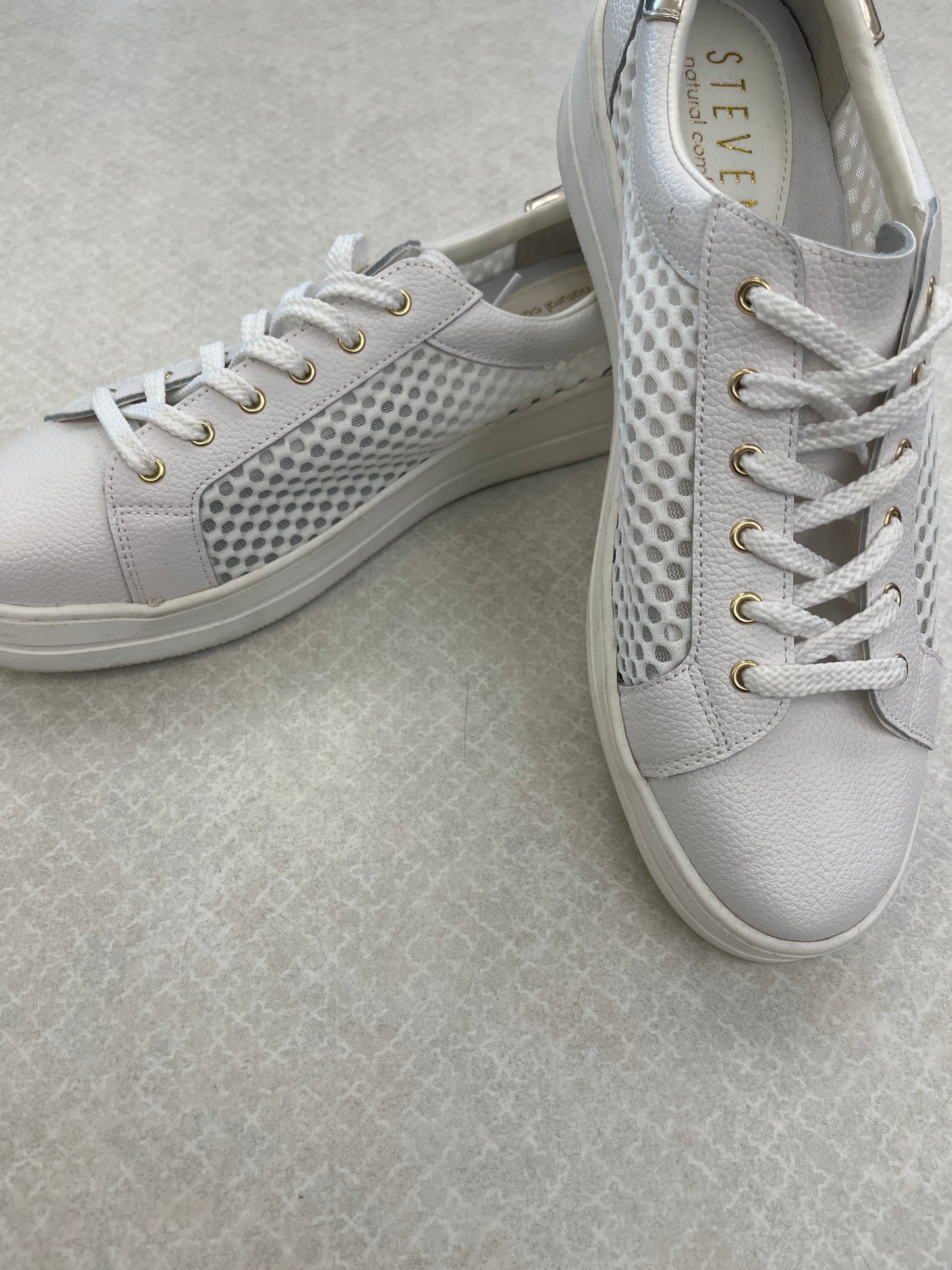 White Shoes Sneakers Clothes Mentor, Size 11