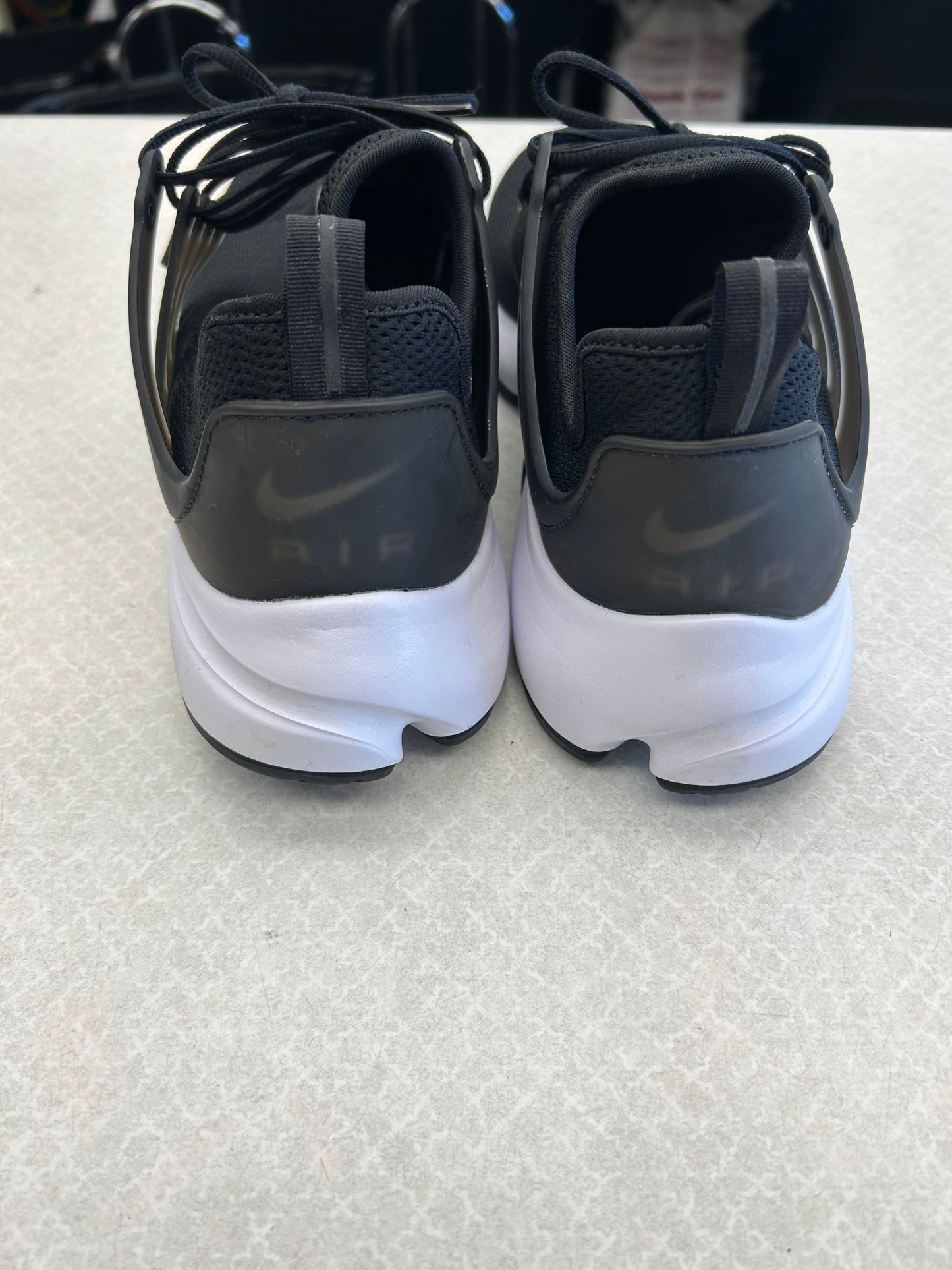 Shoes Athletic By Nike Apparel In Black & White, Size: 11