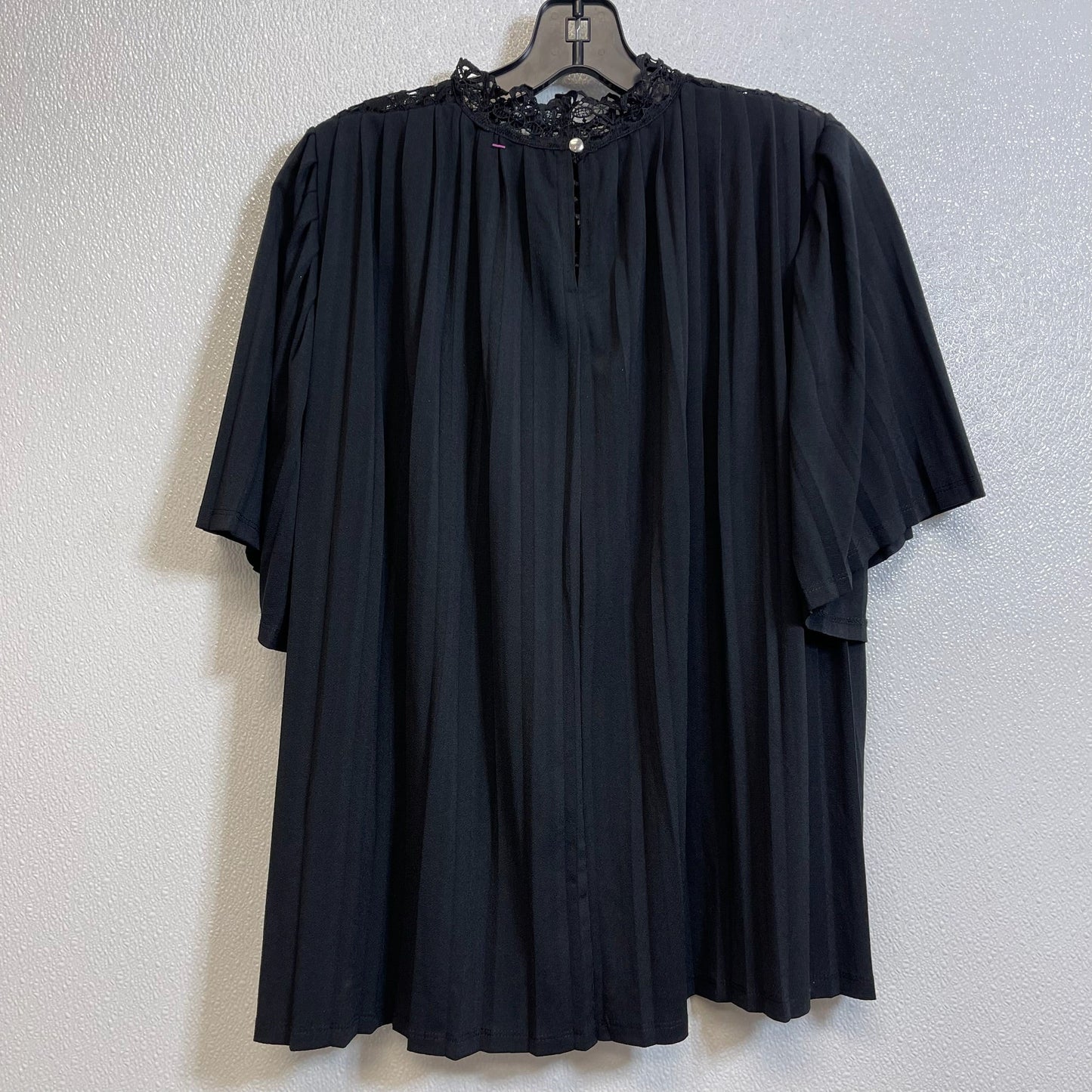 Top Short Sleeve By Cable And Gauge In Black, Size: S