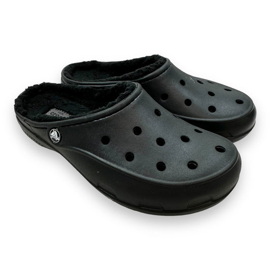 Shoes Flats By Crocs In Black, Size: 7