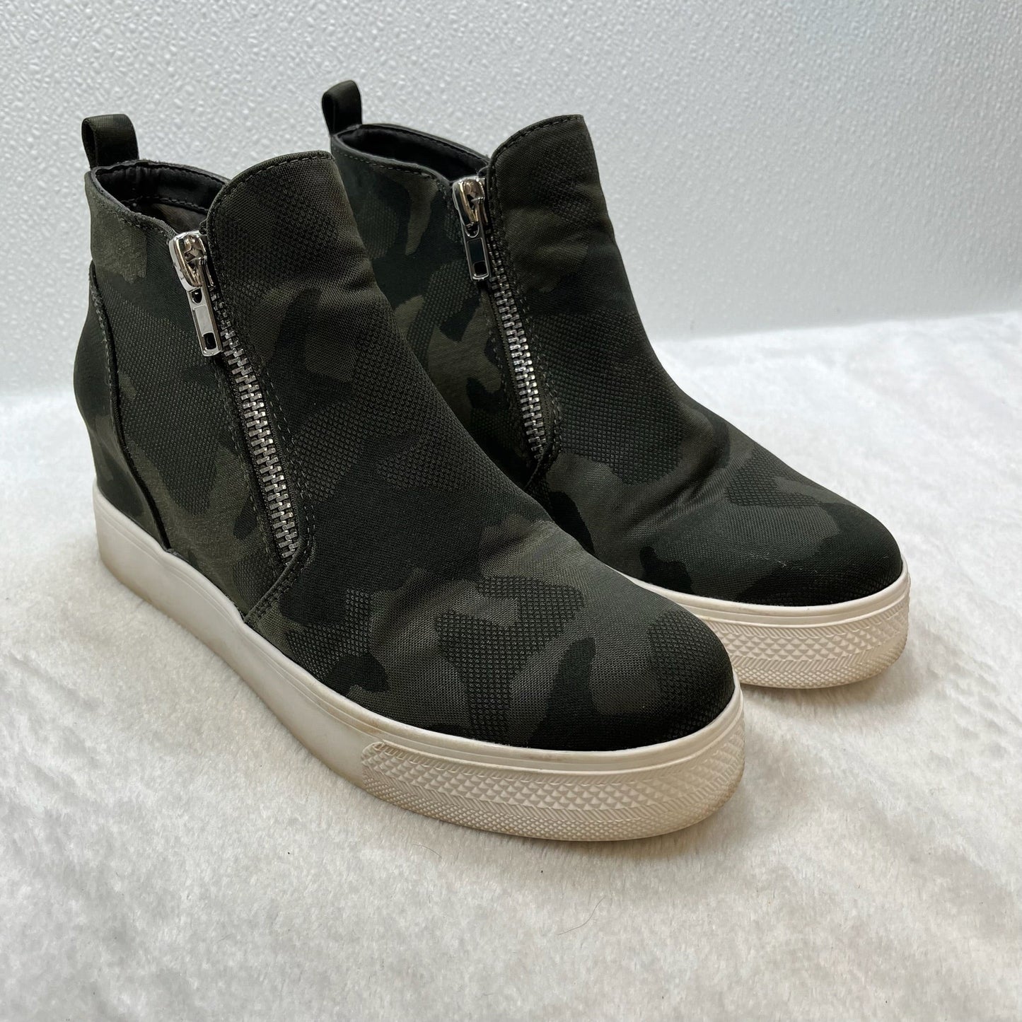 Shoes Sneakers By Steve Madden  Size: 9.5