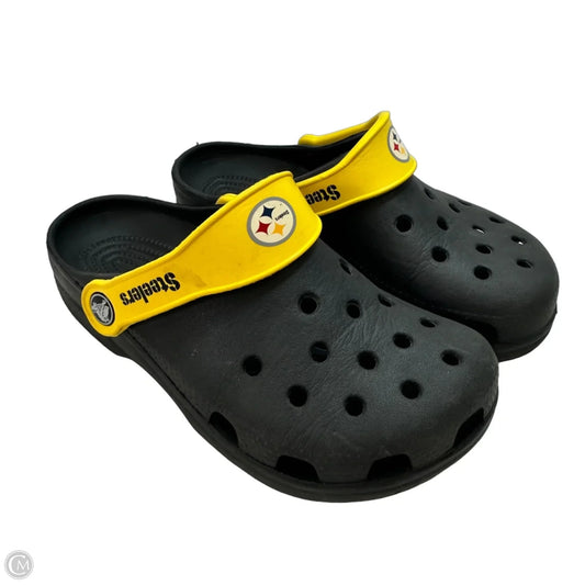 Shoes Flats By Crocs In Black, Size: 5