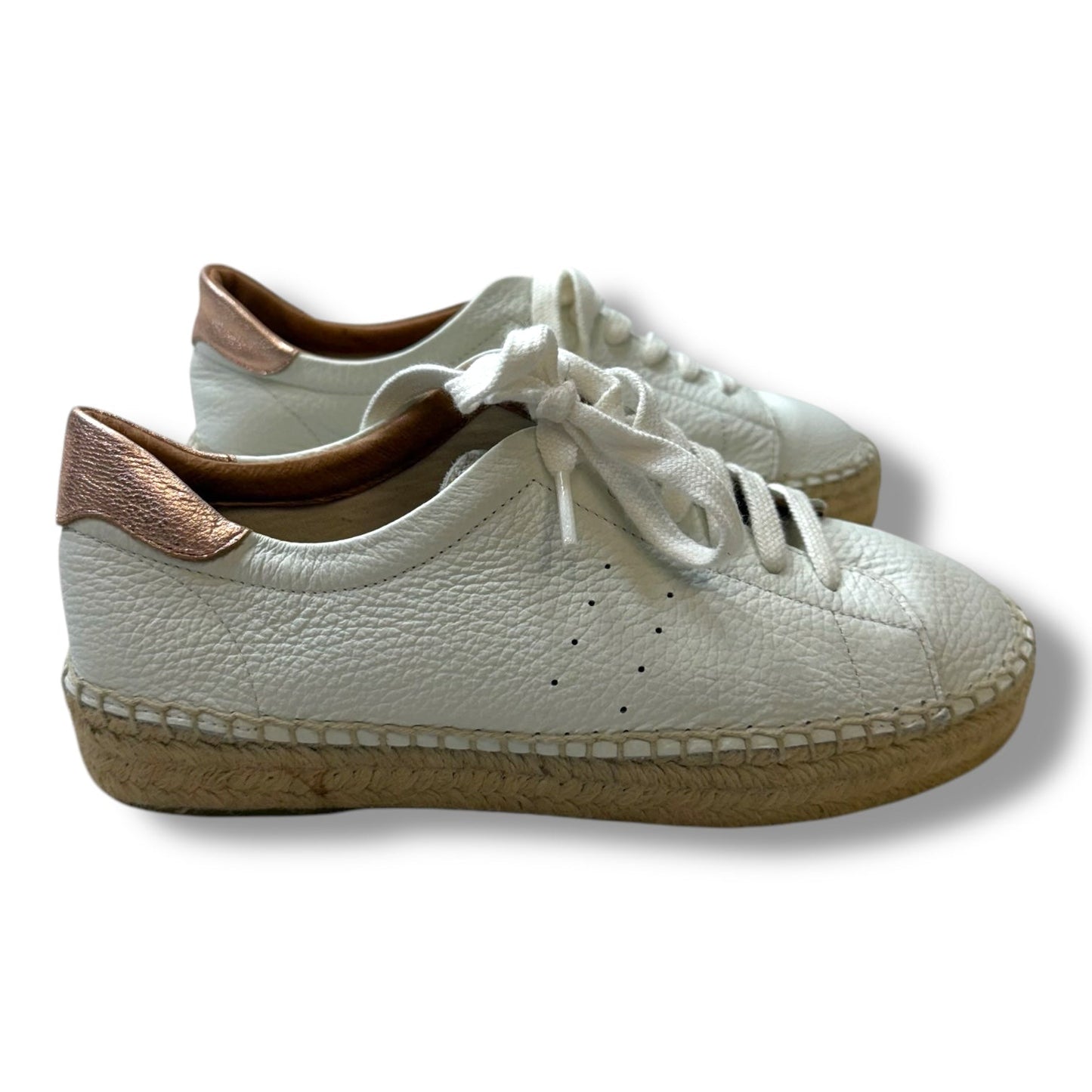 Shoes Sneakers By Clothes Mentor In White