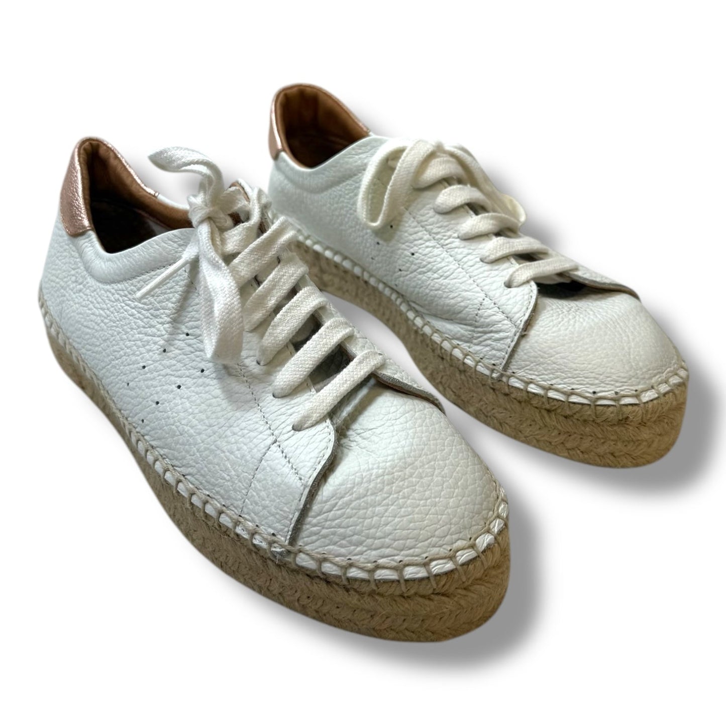 Shoes Sneakers By Clothes Mentor In White