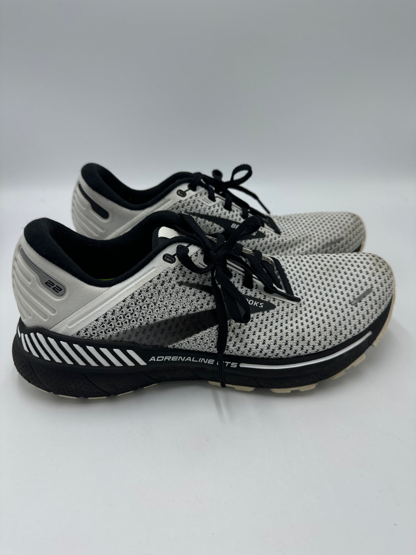 Shoes Athletic By Brooks In Black & White, Size: 10.5