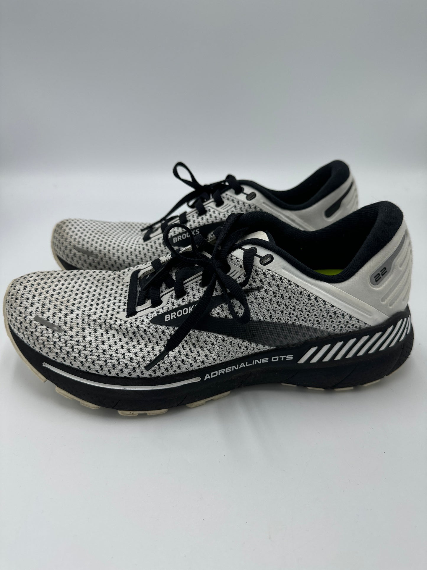 Shoes Athletic By Brooks In Black & White, Size: 10.5