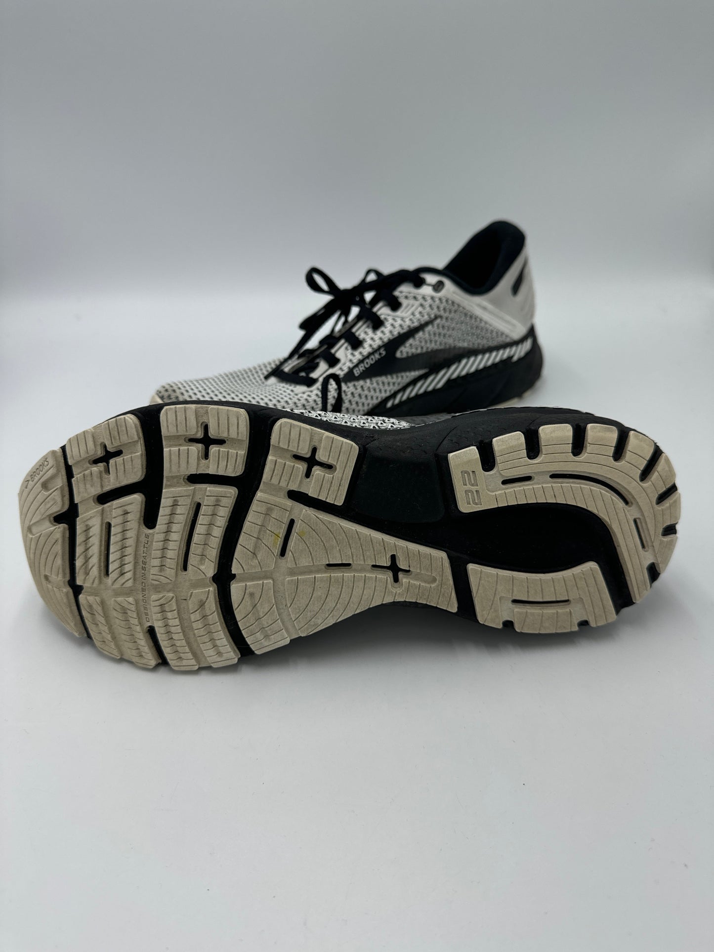 Shoes Athletic By Brooks In Black & White, Size: 10.5