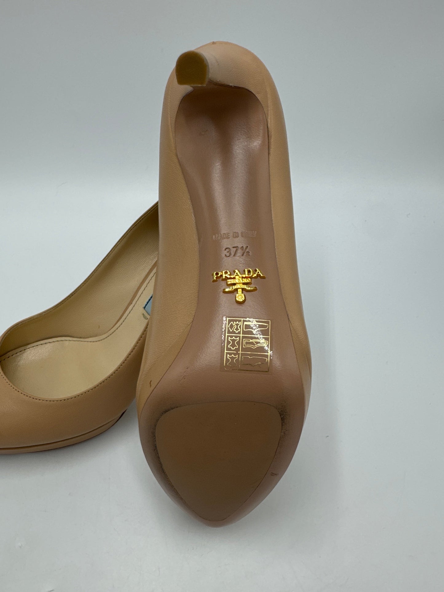 Shoes Luxury Designer By Prada In Tan, Size: 7.5 (37.5)