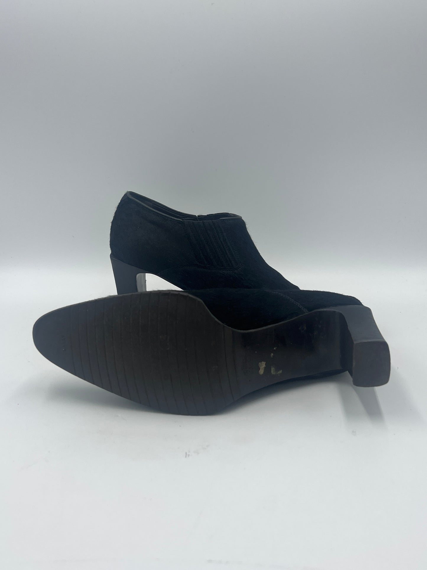 Like New! Shoes Designer By Bally  Size: 7.5