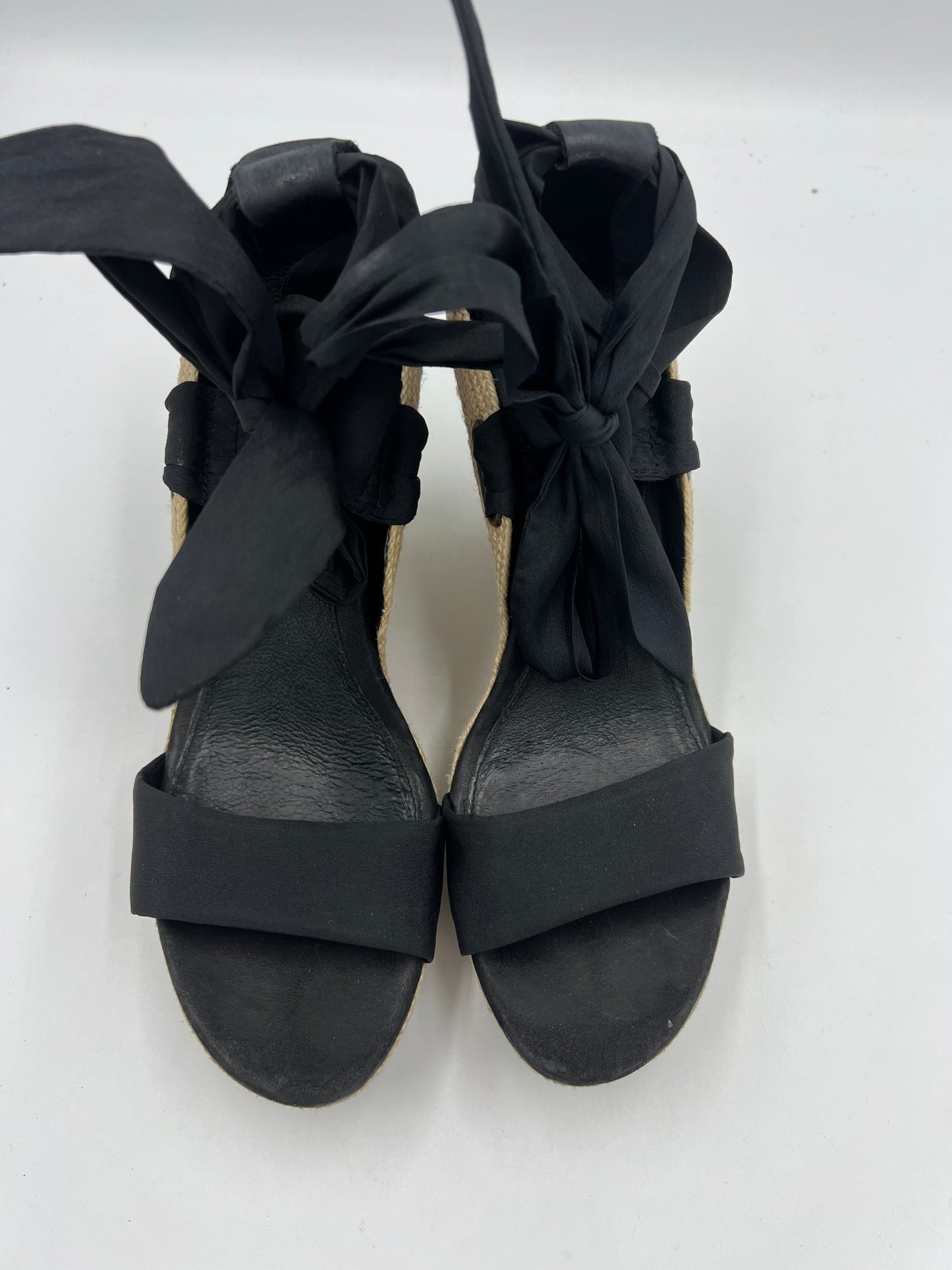 Sandals Designer By UGG In Black, Size: 9.5