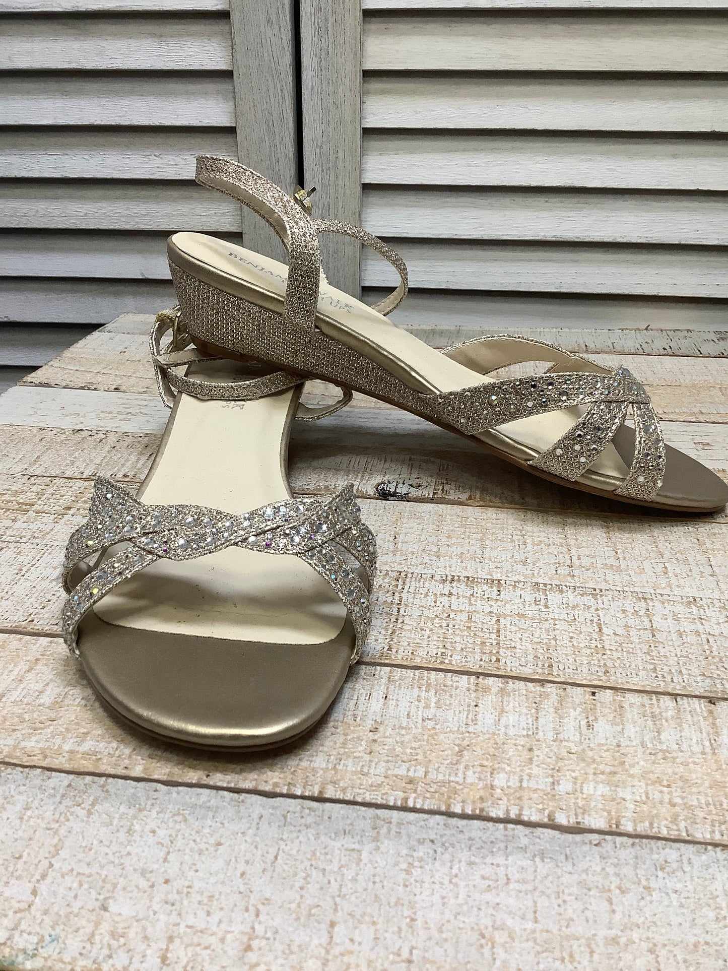 Sandals Heels Wedge By Clothes Mentor In Gold, Size: 6