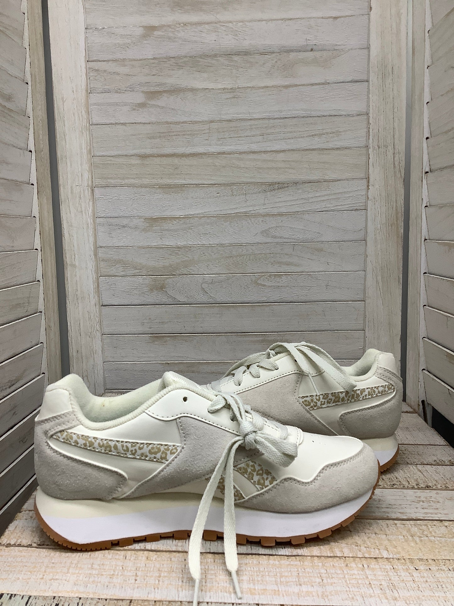 Shoes Athletic By Reebok In White, Size: 6