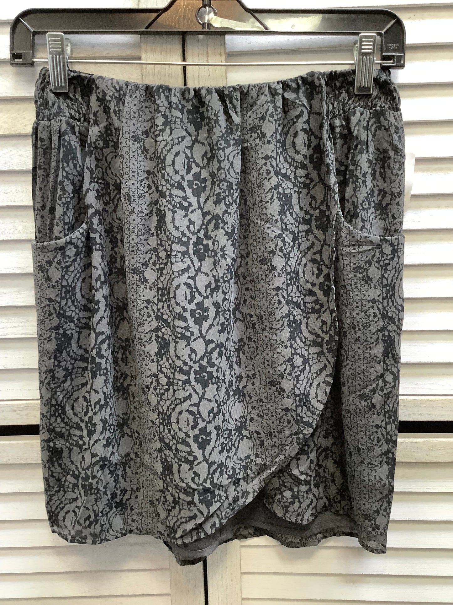 Skirt Mini & Short By Converse In Grey, Size: 6