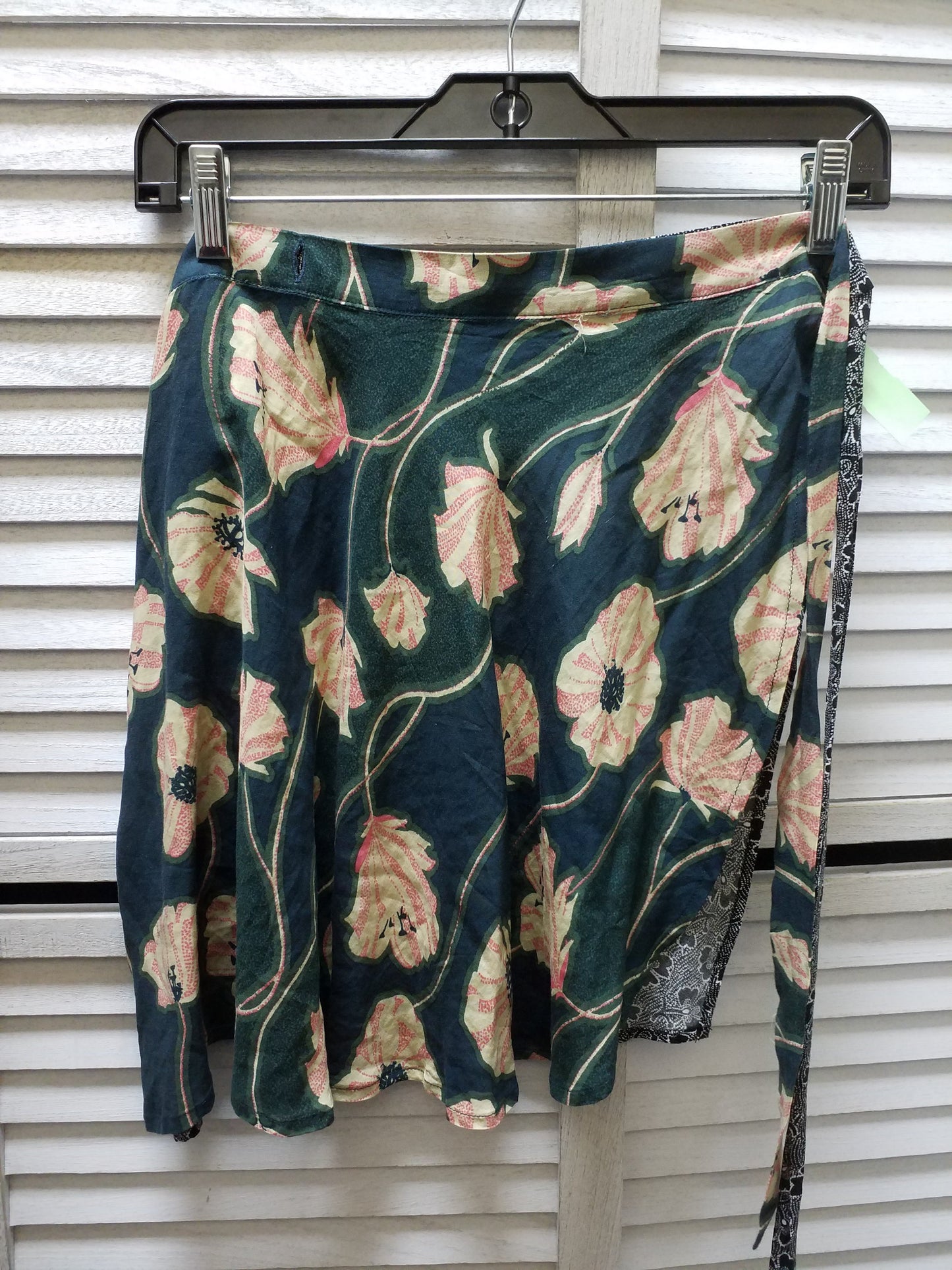 Skirt Mini & Short By Urban Outfitters  Size: S