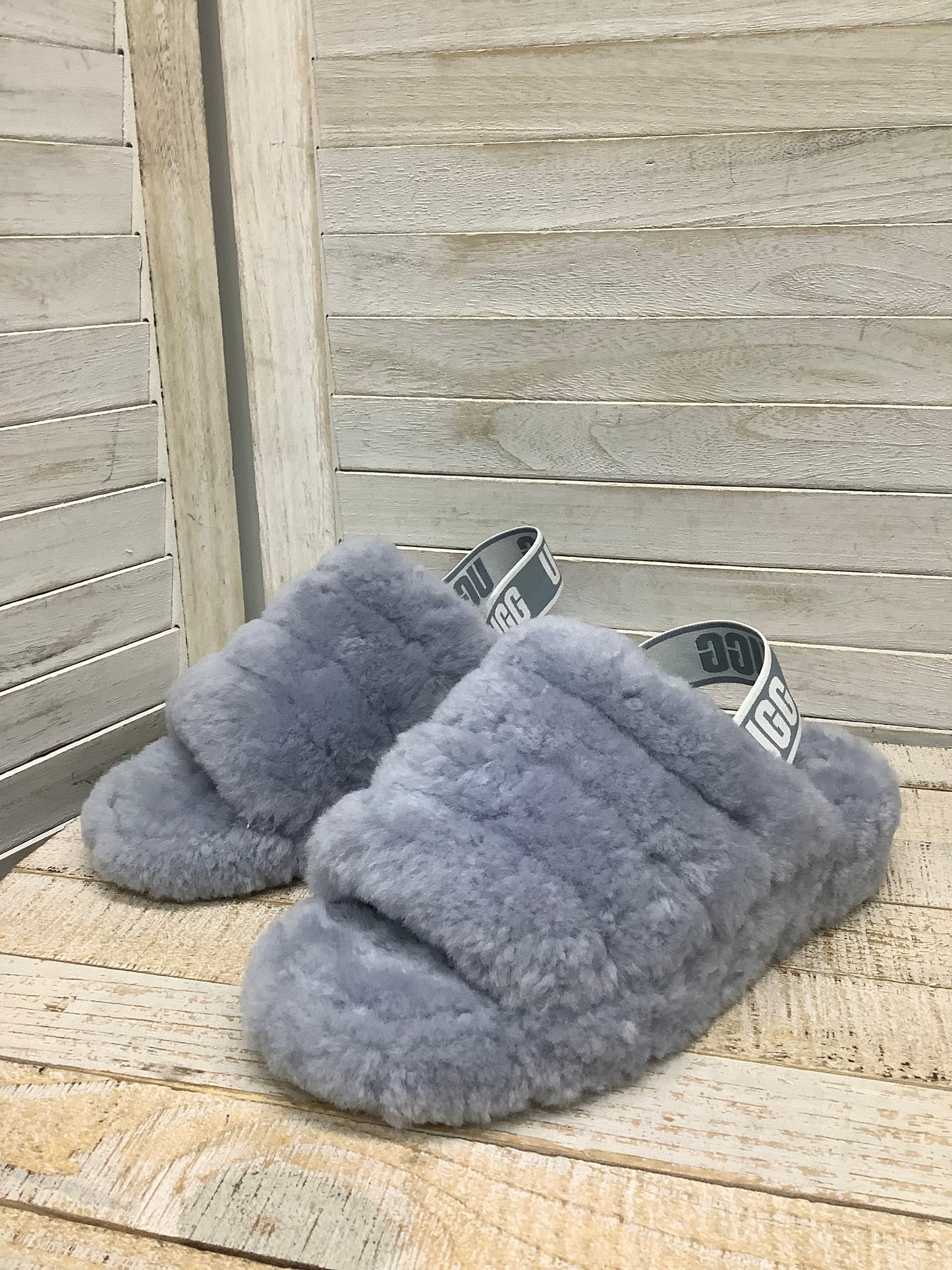 Slippers By Ugg In Grey, Size: 6