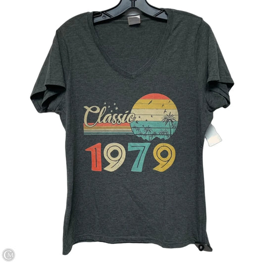 Top Short Sleeve By Port & Company In Grey, Size: L