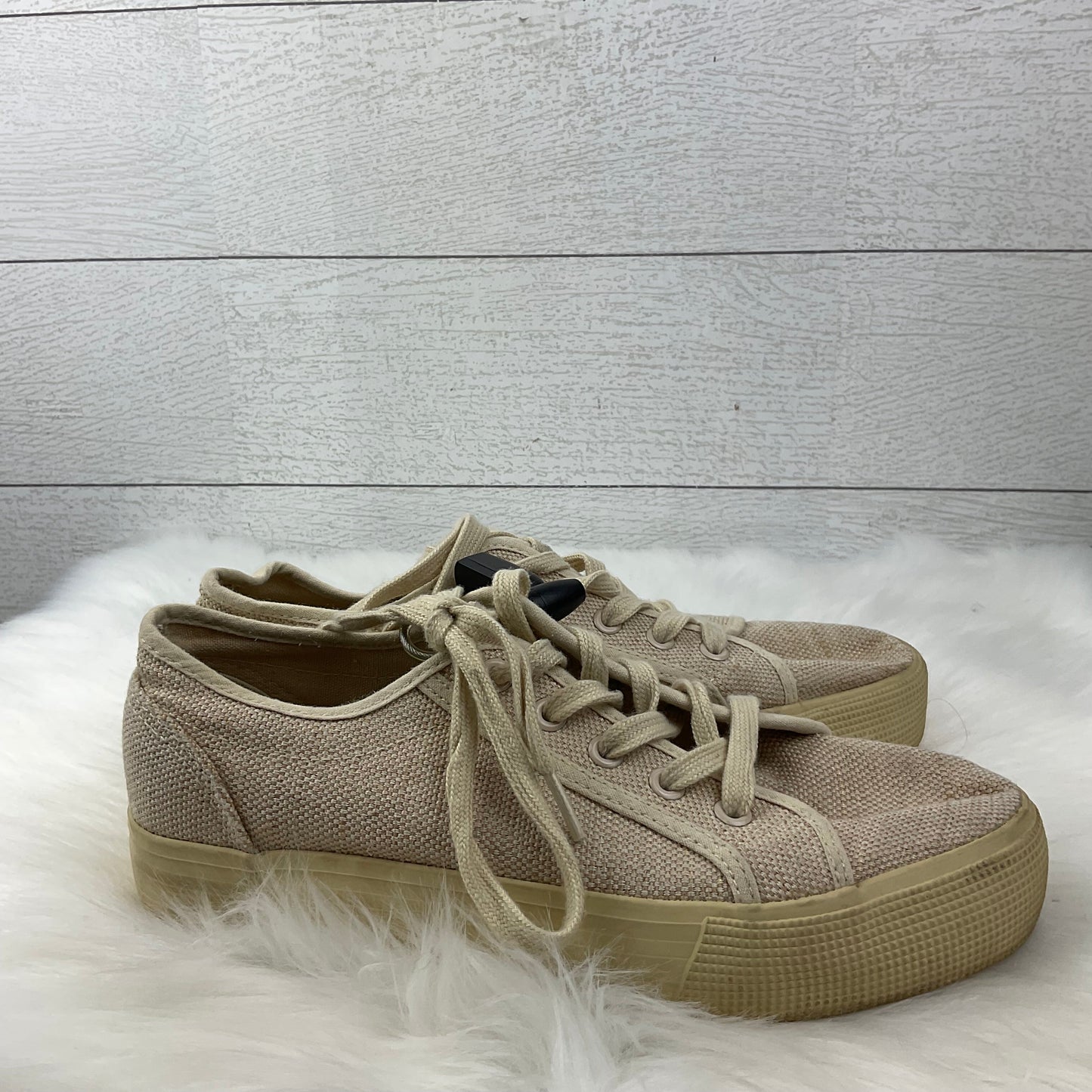 Shoes Sneakers By Justfab In Cream, Size: 9