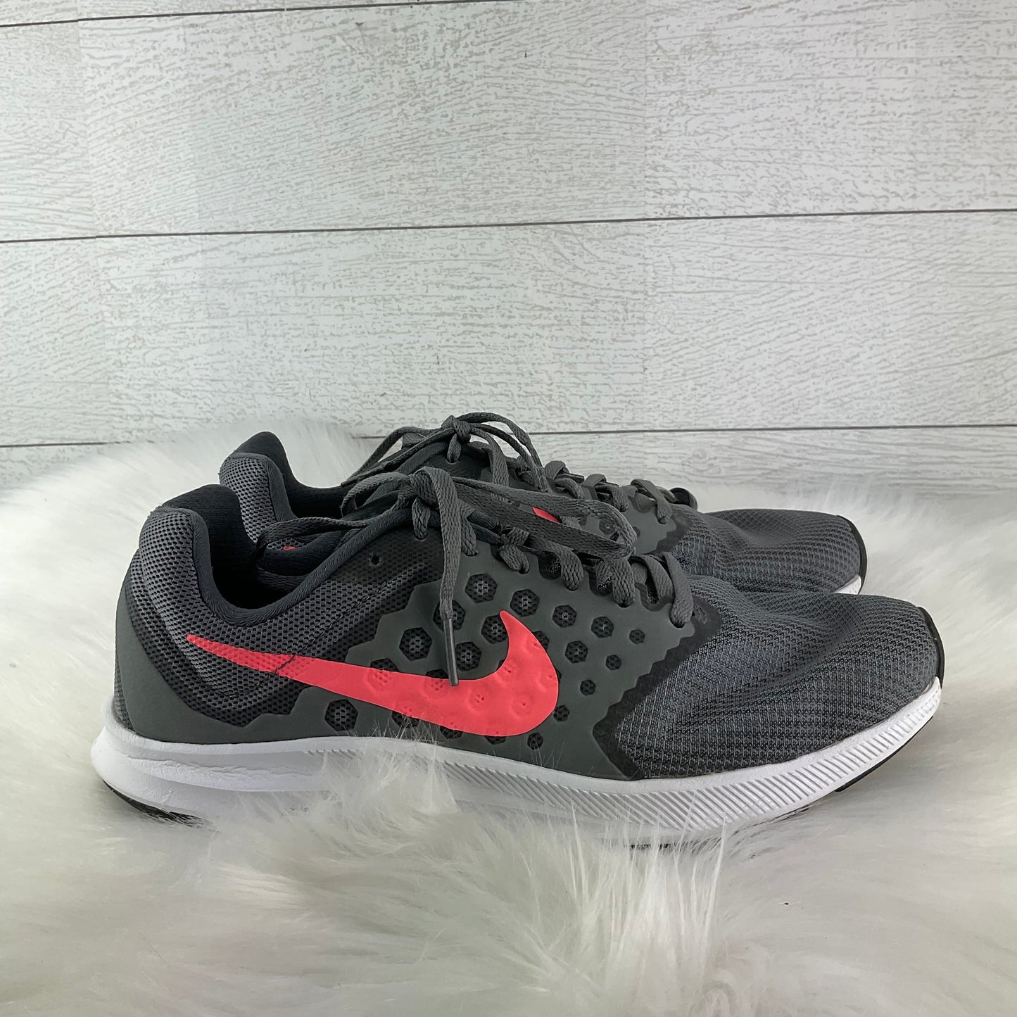 Shoes Sneakers By Nike In Grey, Size: 9