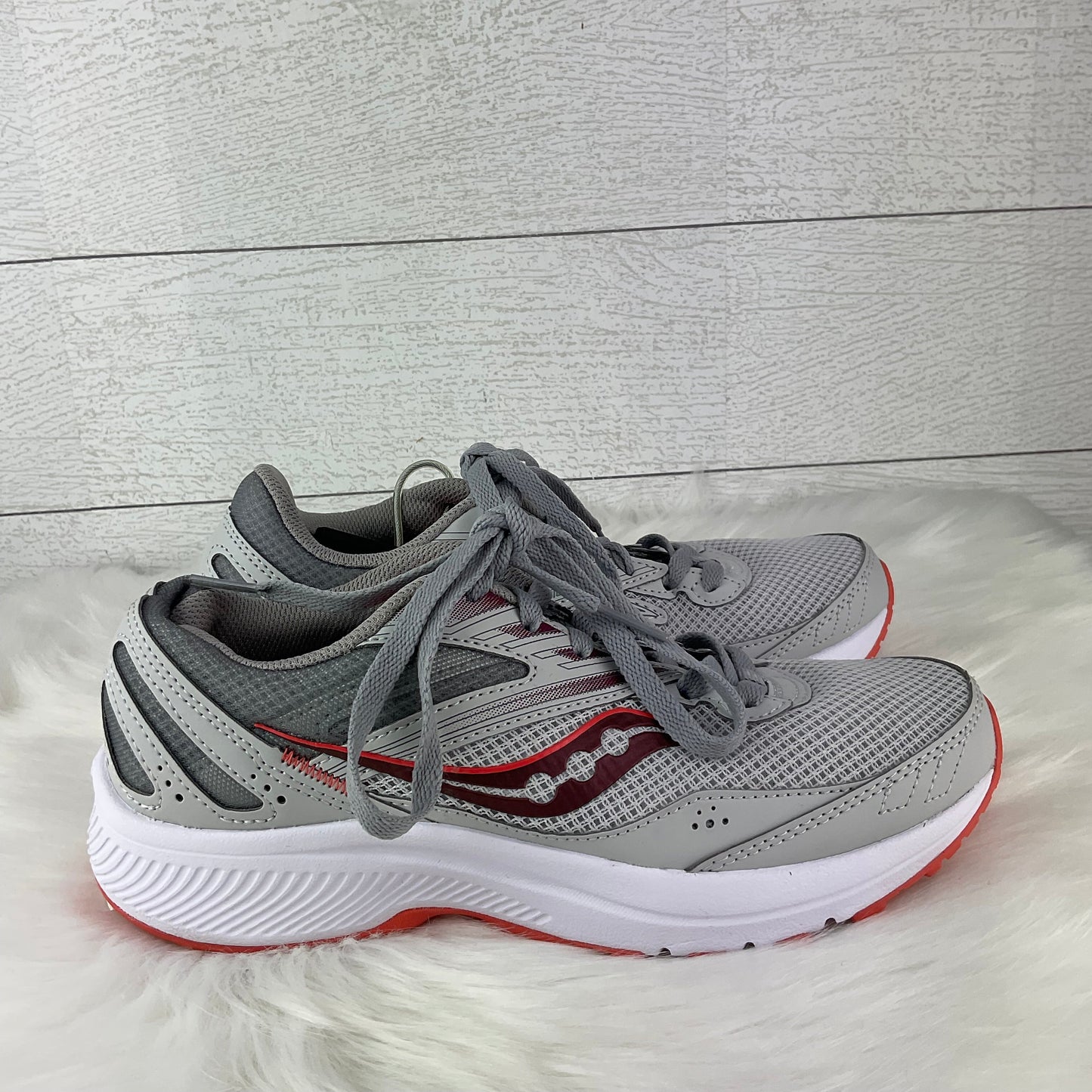 Shoes Sneakers By Saucony In Grey, Size: 7