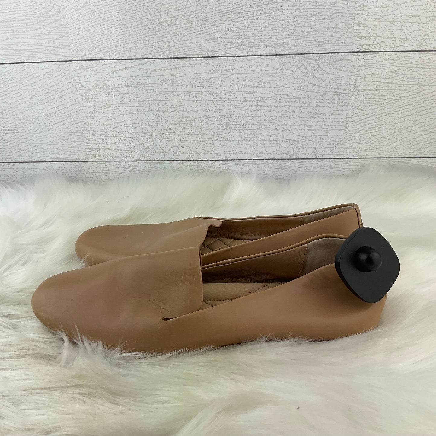 Tan Shoes Flats Clothes Mentor, Size 7.5