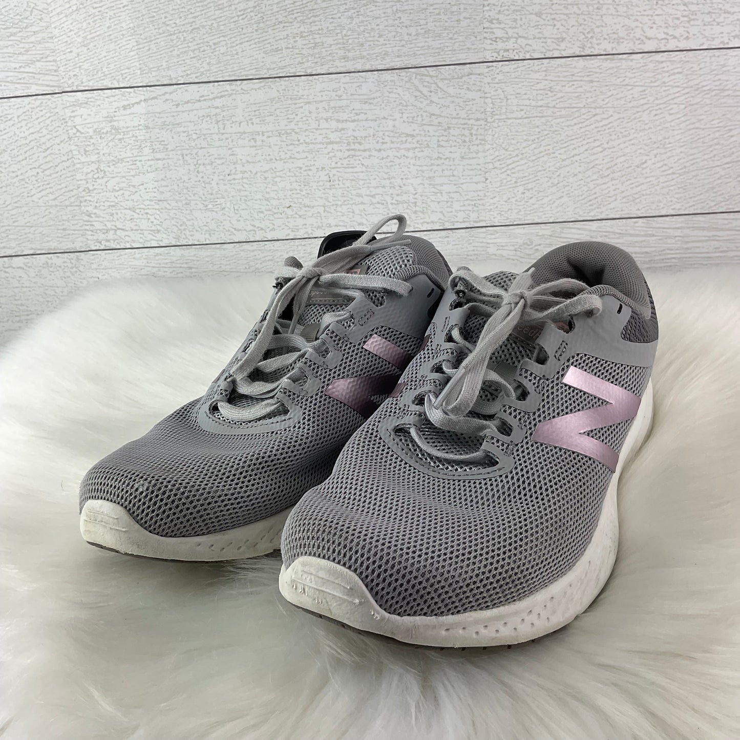 Shoes Sneakers By New Balance In Grey, Size: 8.5