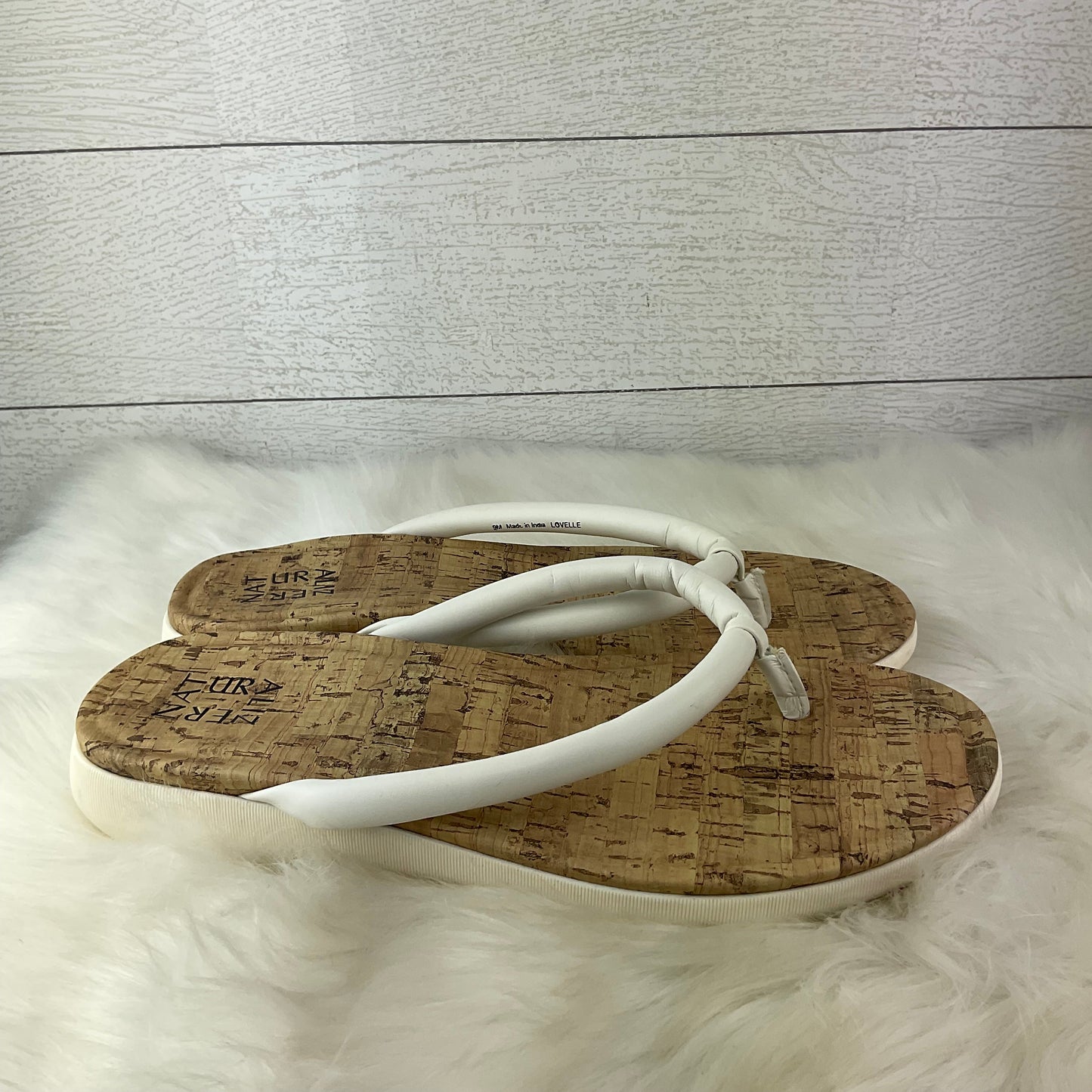 White Sandals Flats Naturalizer, Size 9