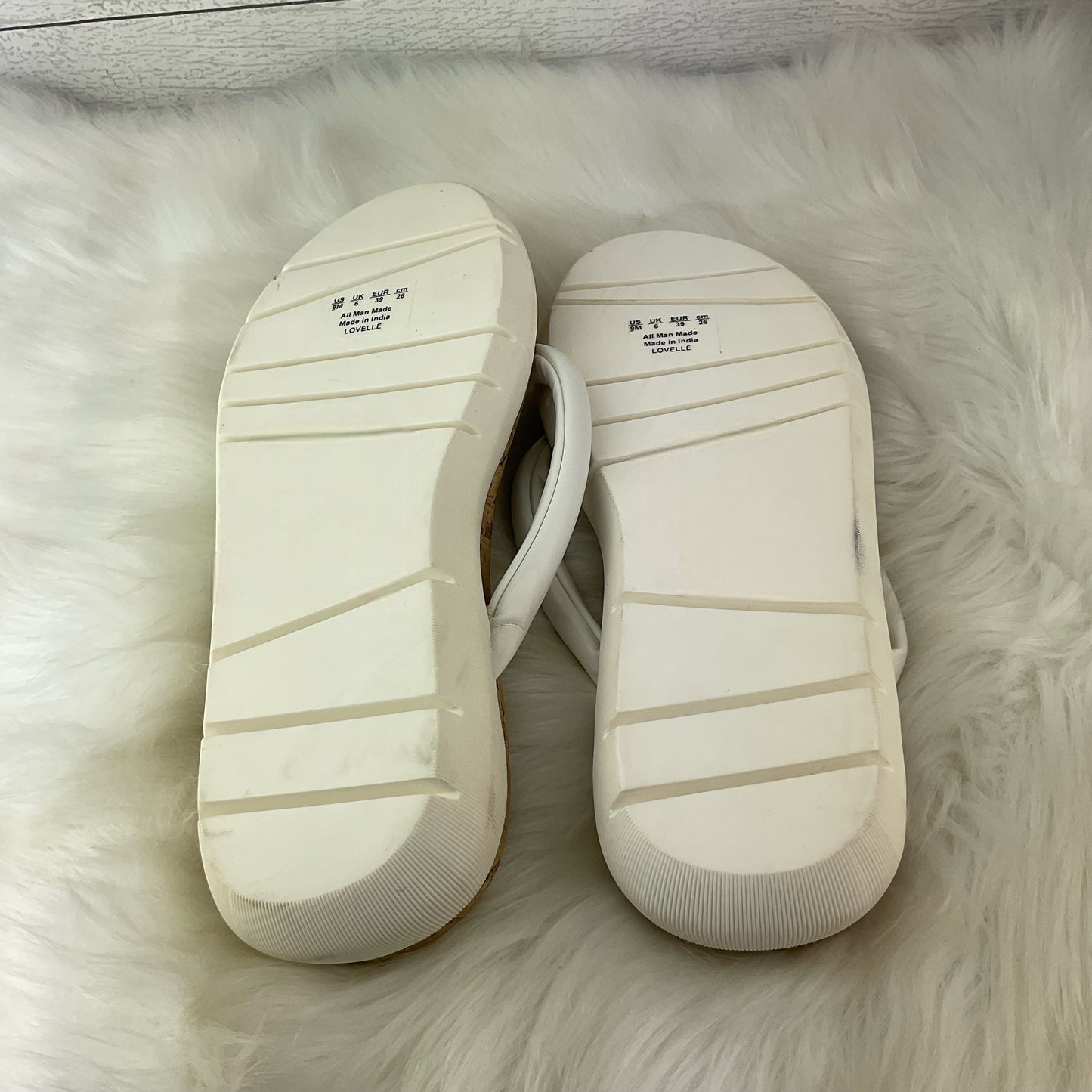 White Sandals Flats Naturalizer, Size 9