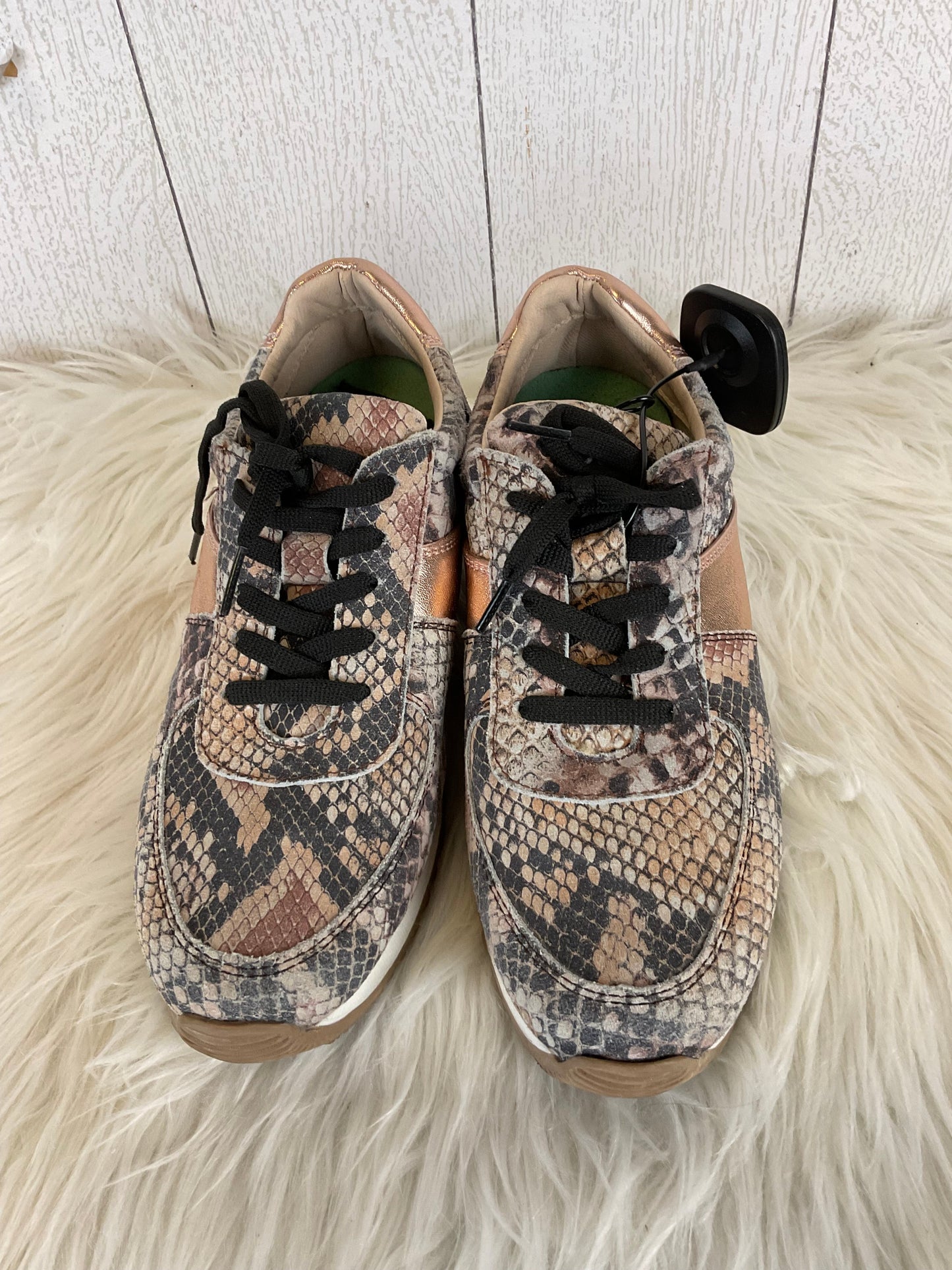 Shoes Sneakers By Clothes Mentor In Snakeskin Print, Size: 7