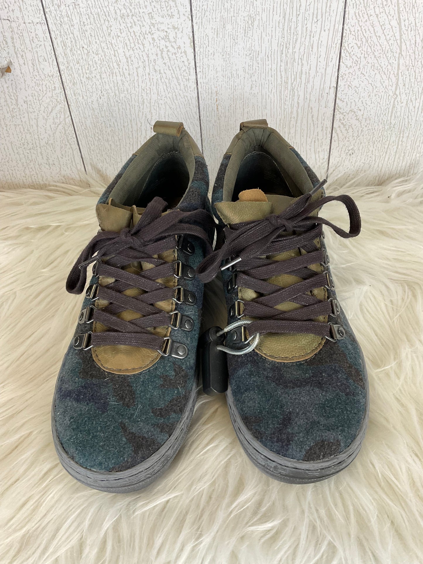 Shoes Sneakers By Otbt In Green, Size: 8