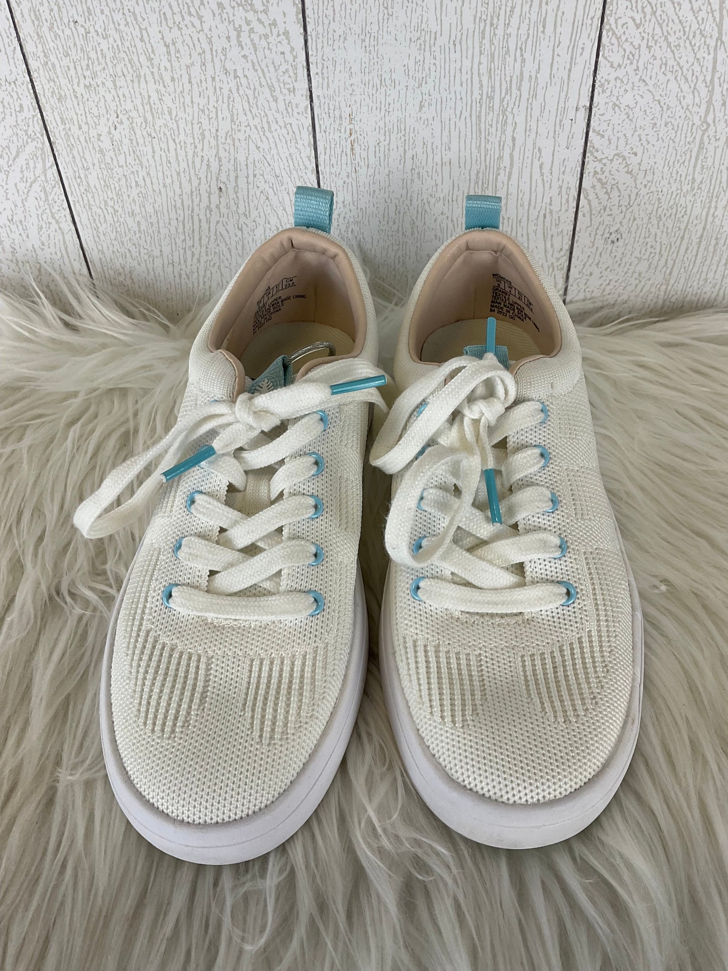 Shoes Sneakers By Clothes Mentor In White, Size: 6