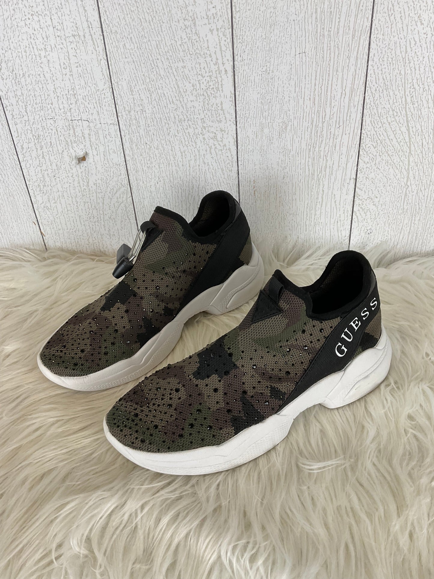 Shoes Sneakers By Guess In Camouflage Print, Size: 7.5