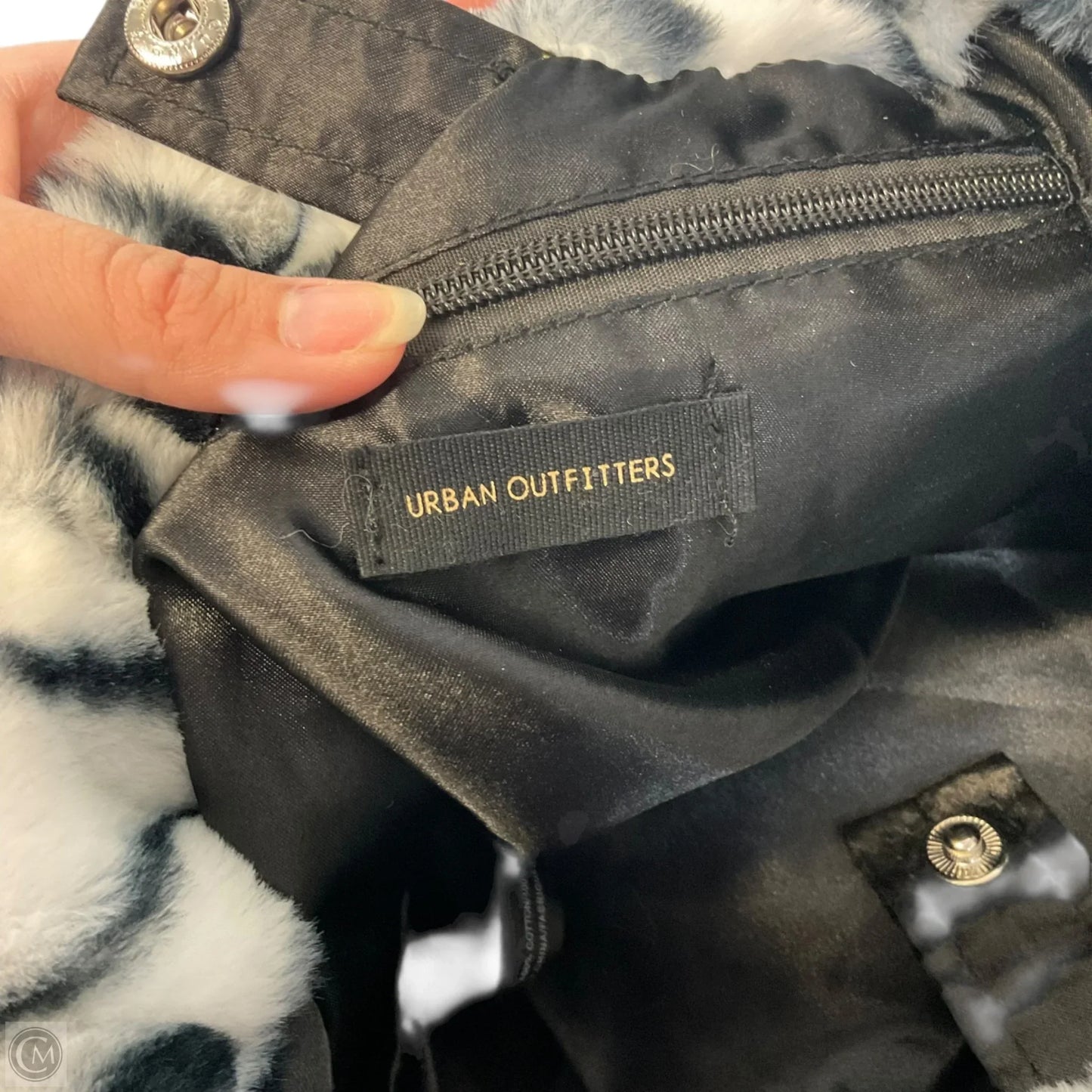 Handbag By Urban Outfitters, Size: Medium