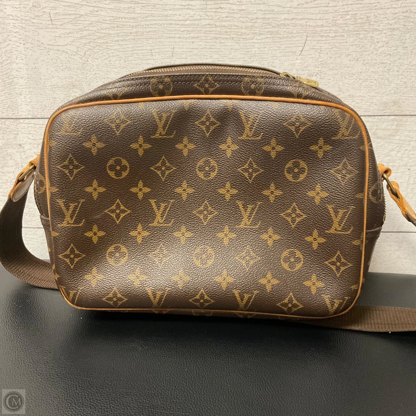 Crossbody Luxury Designer By Louis Vuitton, Size: Medium
