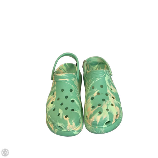 Shoes Flats By Crocs In Green, Size: 9
