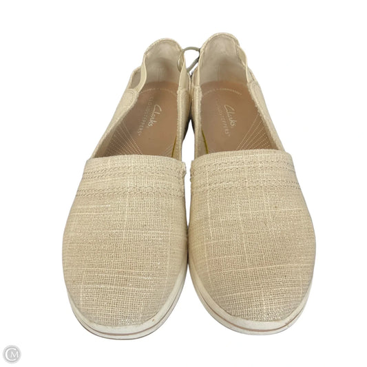 Shoes Flats By Clarks In Cream, Size: 7